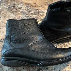 Clarks Black Leather Winter Ankle Boot Size 8 (39) Fits more like 7 1/2.